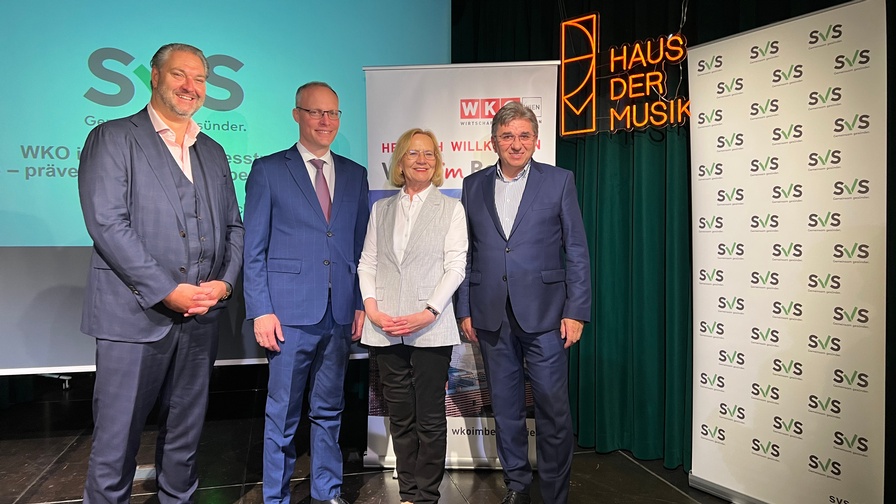 v.l.n.r.: WKO-Bezirksobmann Dieter Steup (1. Bezirk), Dr. Alexander Biach, Generaldirektor der Sozialversicherungsanstalt der Selbständigen (SVS), WKO-Bezirksobfrau Maria Böhm (5. Bezirk) und WKO-Bezirksobmann Klaus Brandhofer (3. Bezirk).